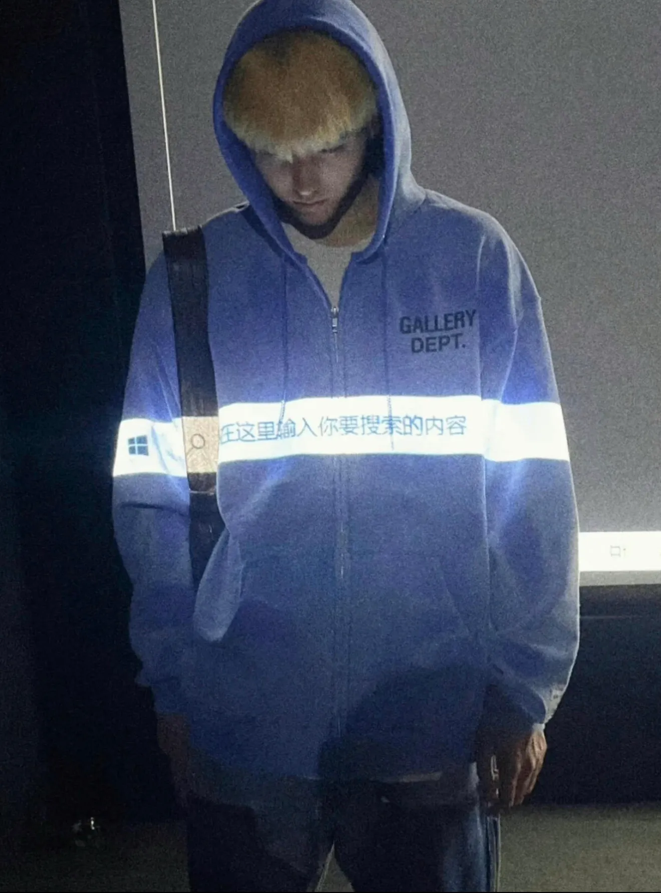 GALLERY DEPT. SUN FADED ENGLISH LOGO ZIP UP/BLUE Sun-washed blue water ripple English zipper hoodie Washed blue S-XL Ready-to-wear dyeing Hand-sewn heavy-weight horsetail fading Super-heavy washing Hand-hanging holes Bones frayed and whitened Mold customization with G LOGO zipper Correct accessories!